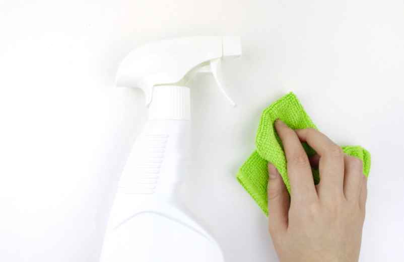 Nettoyer un mur blanc sans repeindre : l’astuce qui sauve vos murs