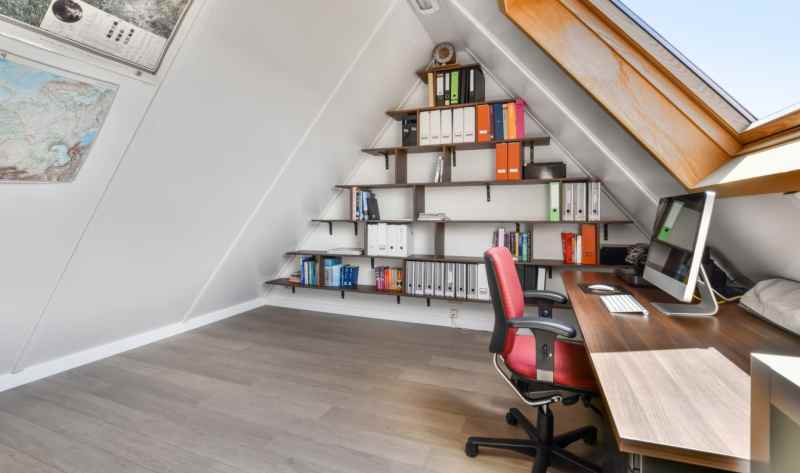 Transformez vos combles en bureau équipé et ergonomique