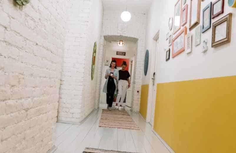 5 idées de déco pour un couloir long et étroit : comment transformer un espace compliqué ? ENOstudio