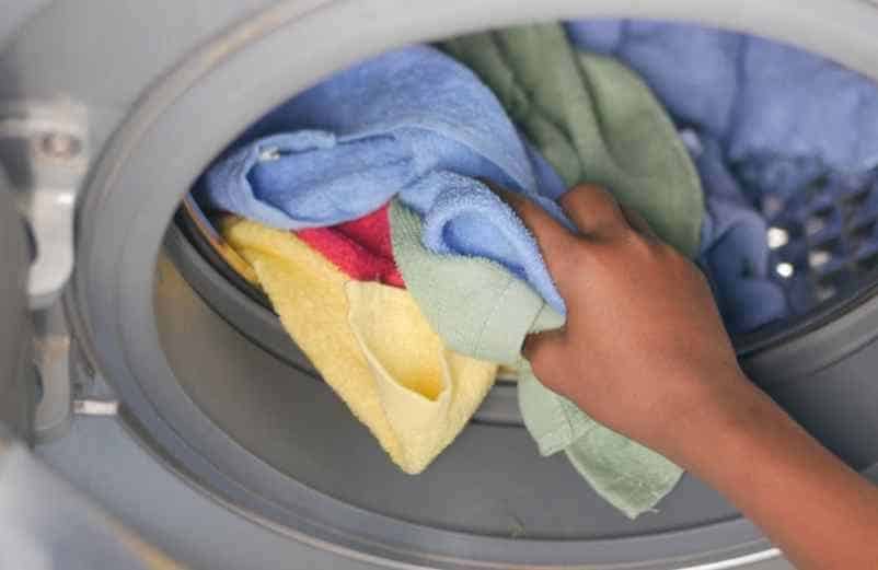 Dans quel compartiment mettre la lessive et l’adoucissant pour un linge vraiment propre ? ENOstudio