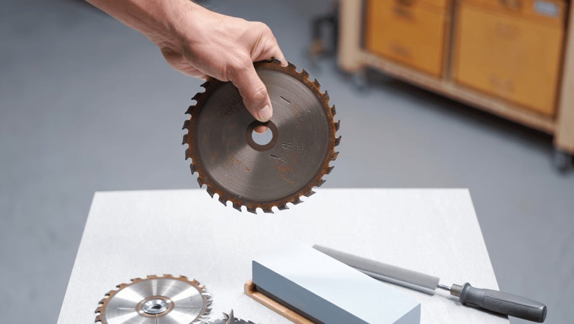 Un homme tenant une scie par la main droite