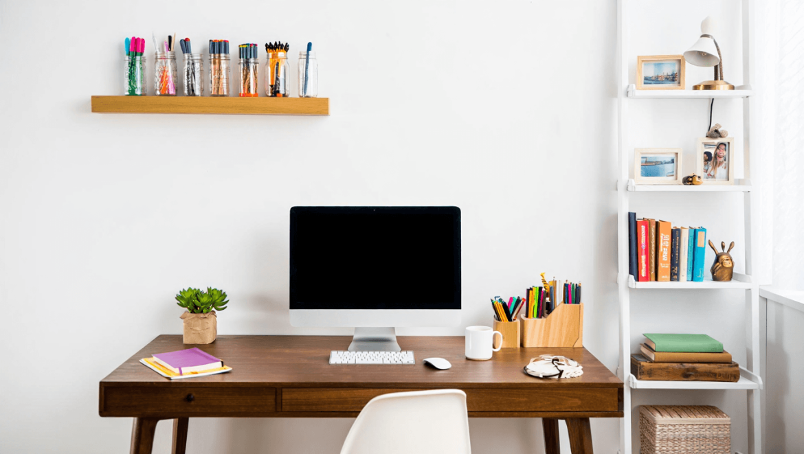 Un coin bureau à la maison avec une chaise verte