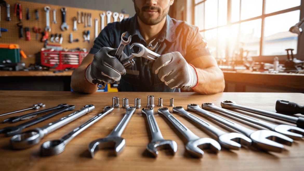 Différents types de clés de serrage posés sur une surface plane