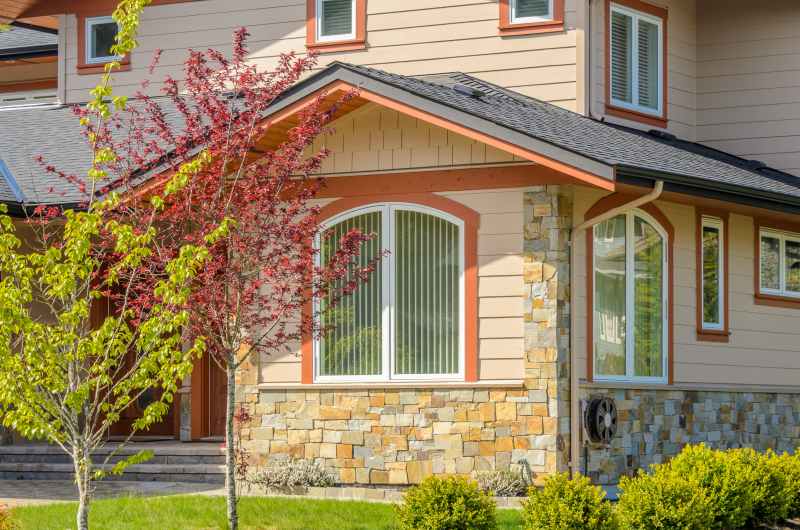 Comment transformer une maison vieillissante avec un enduit décoratif extérieur ? ENOstudio