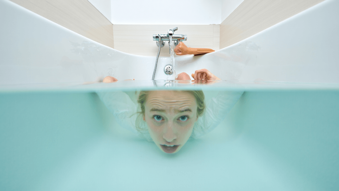 Une baignoire remplie d'eau savonneuse
