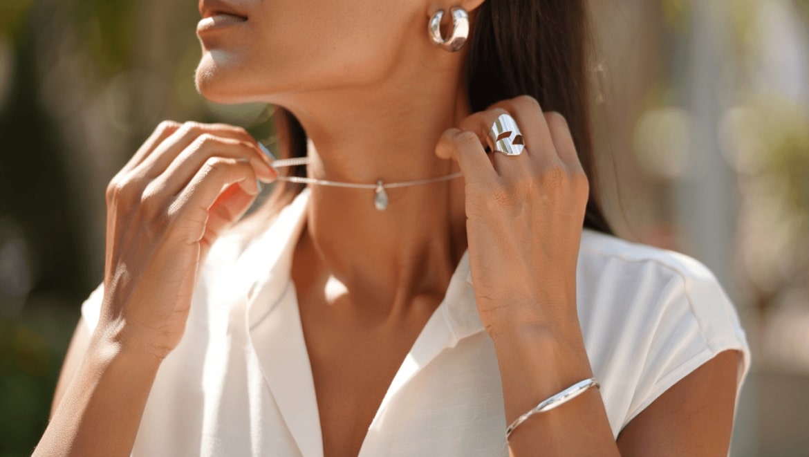 Les bijoux argentés : l’éclat parfait pour l’été