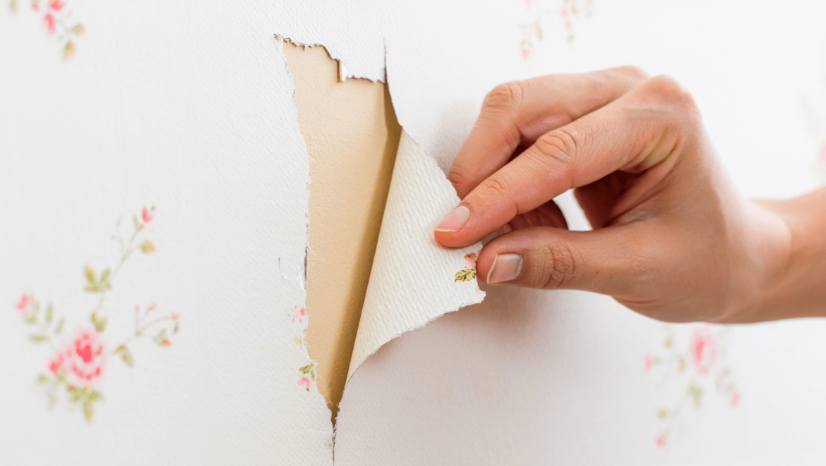 Un salon au style scandinave avec un mur recouvert de papier peint floral