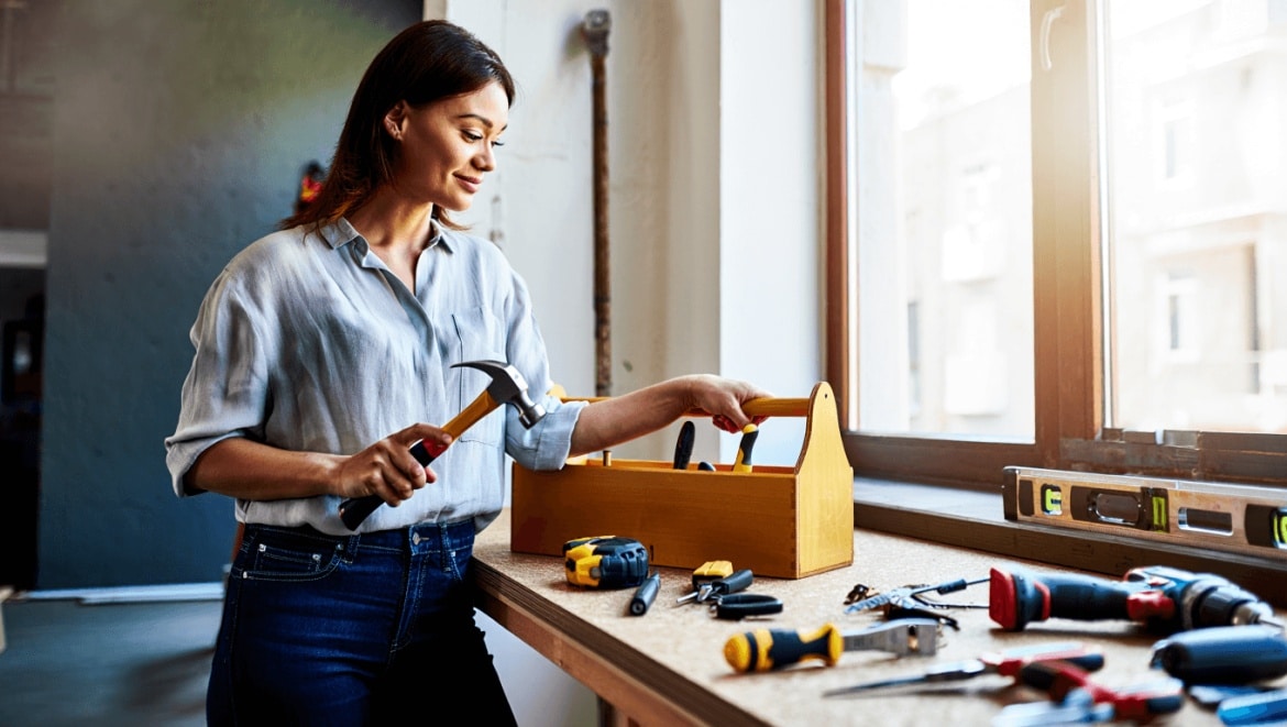 Différents outils posés sur une table : pince, tournevis, cutter...