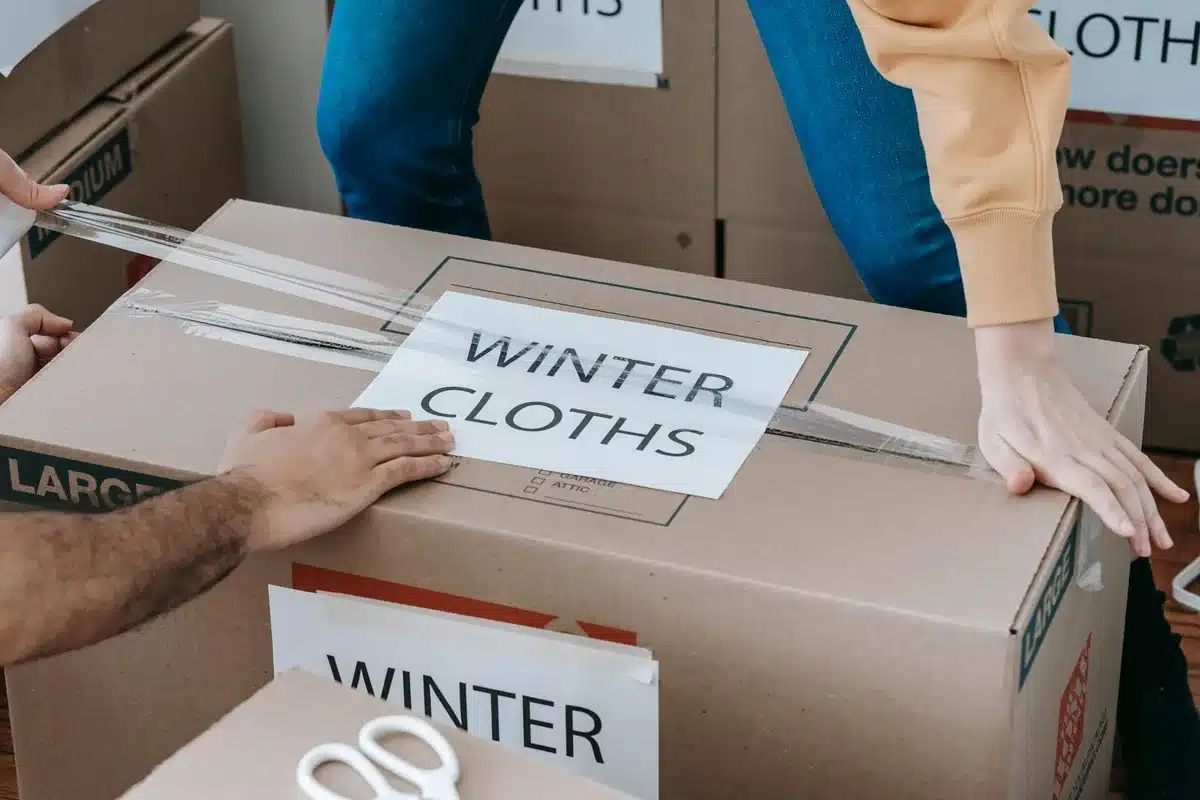 Boîtes de rangement étiquetées et organisées pour le tri avant la rentrée