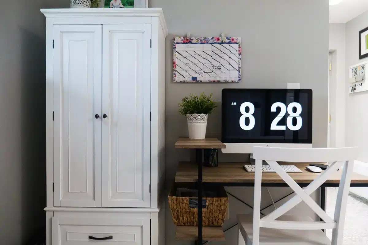 Centre de commandement familial avec calendrier, porte-documents et crochets muraux près de l'entrée