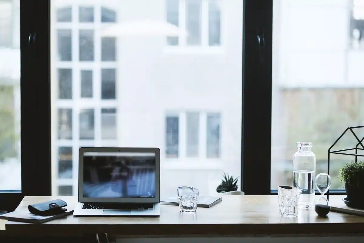 Espace de travail bien organisé avec bureau compact, chaise confortable et éclairage naturel