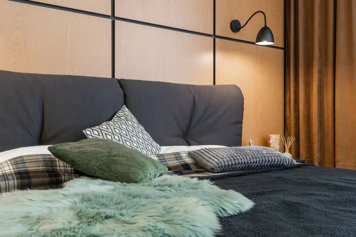 Chambre apaisante avec literie de qualité, tapis moelleux et ambiance lumineuse douce