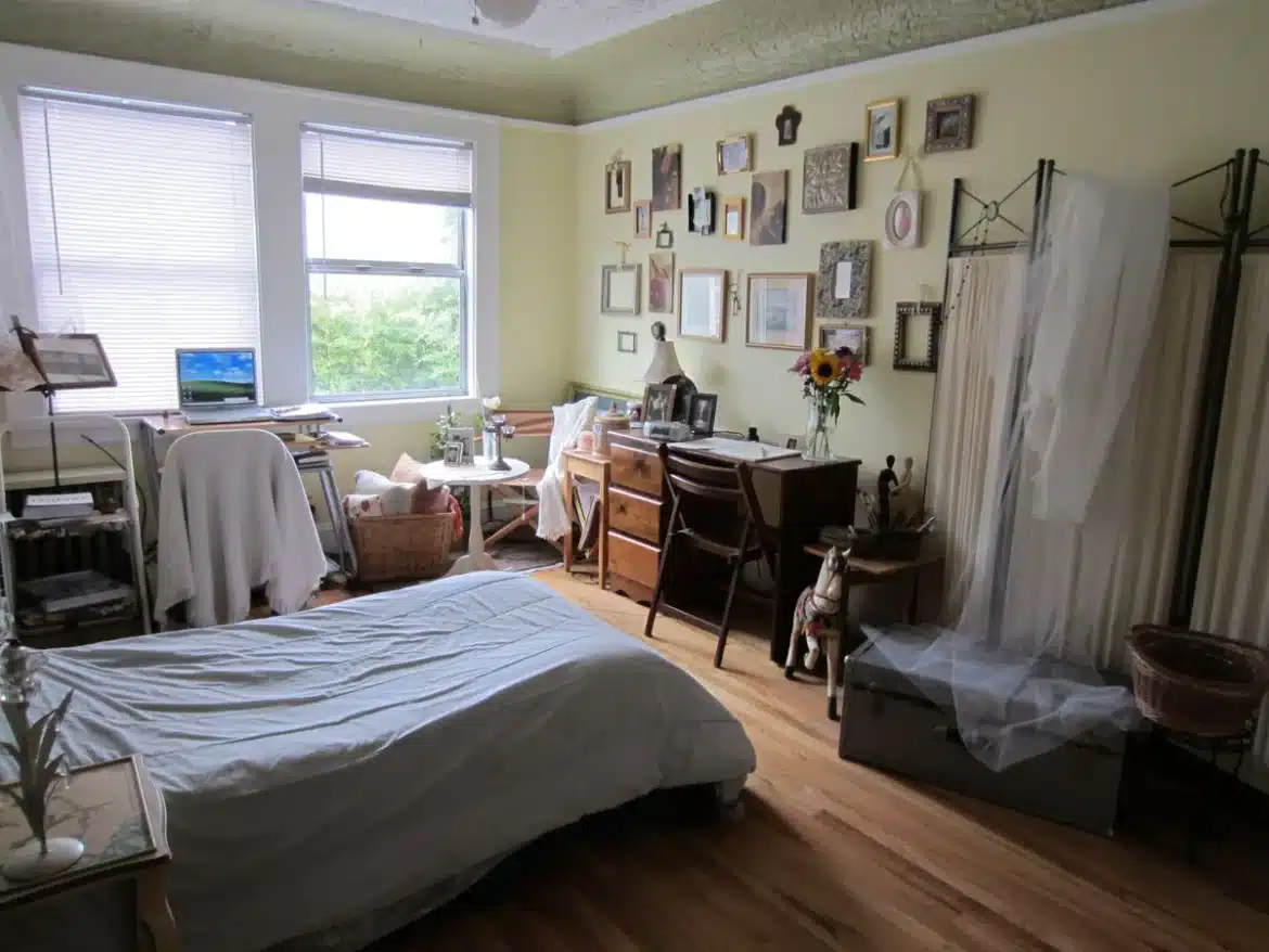 Intérieur lumineux avec coin bureau organisé, chambre apaisante et salon modulable pour la rentrée