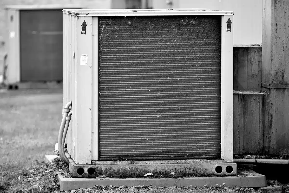 Technicien remplaçant le filtre d'un système de chauffage domestique