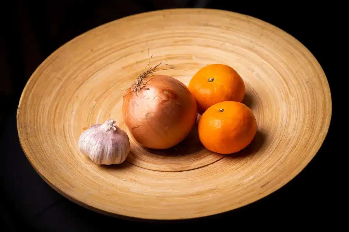 Fruits et légumes frais disposés dans des bols et plateaux pour créer une décoration naturelle et pratique.