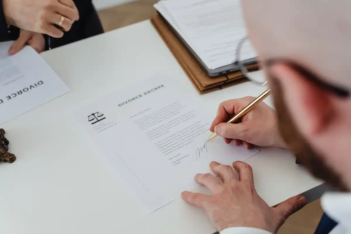 Gros plan sur un contrat avec signatures mal alignées et tampons absents