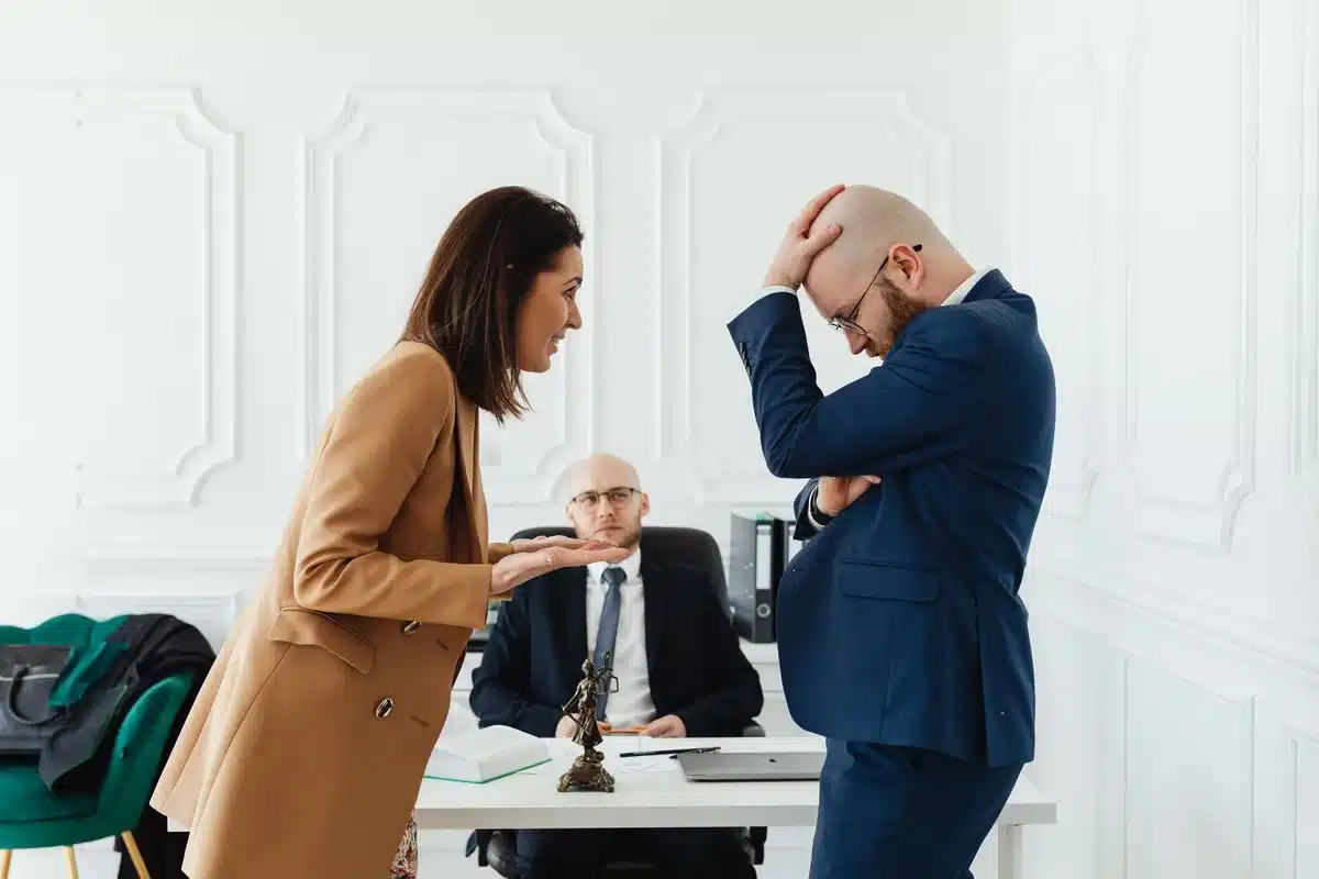 Deux personnes discutant autour d'un document avec tableau récapitulatif
