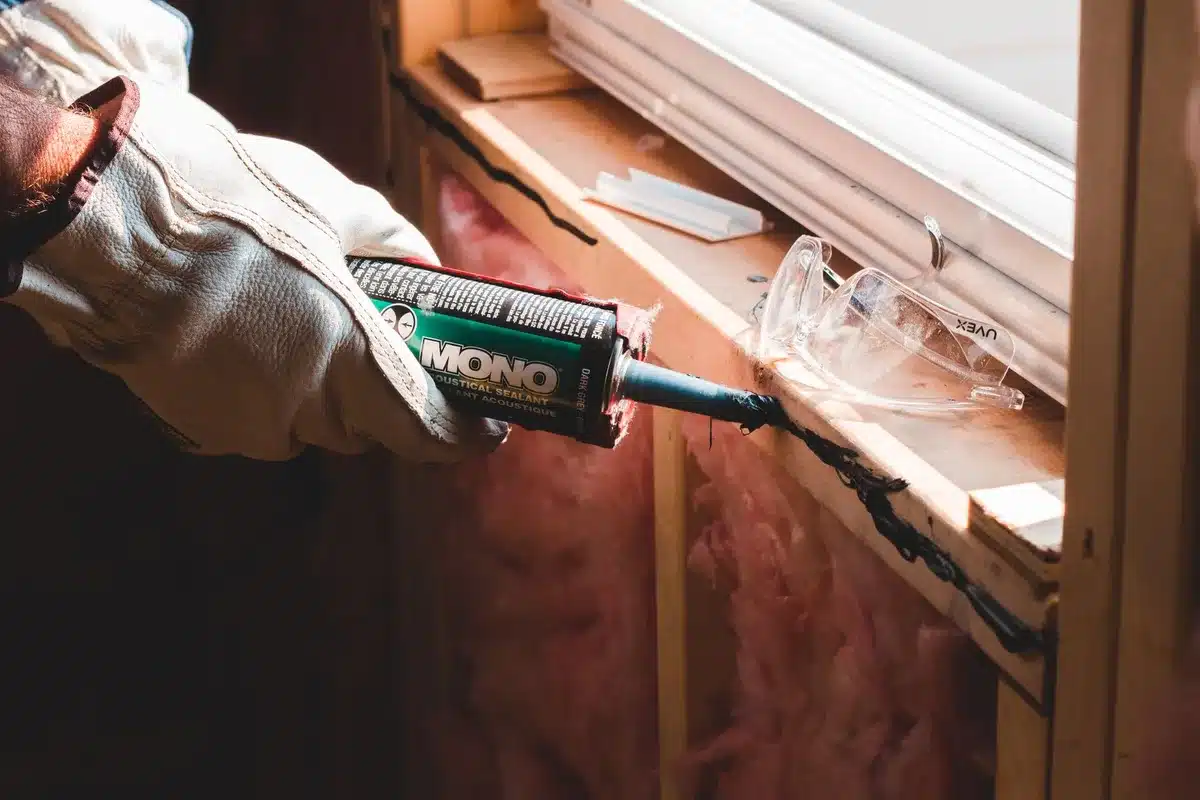 Détail d'une fenêtre avec des joints d'étanchéité pour éviter les infiltrations d'air
