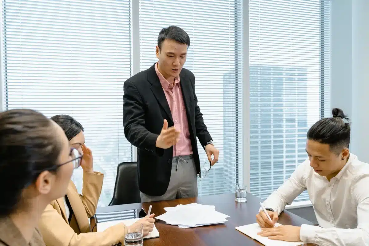 Équipe professionnelle dans un environnement de bureau moderne