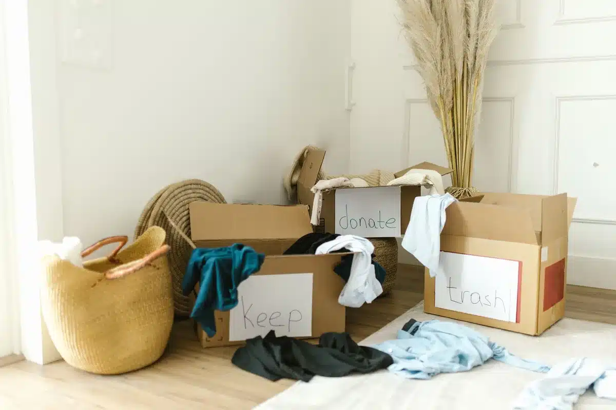 Objets triés et organisés avant emballage pour un déménagement