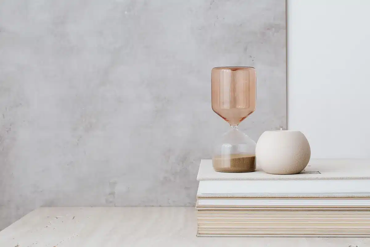 Objets décorés aux textures naturelles et matériaux structurés sur une surface neutre