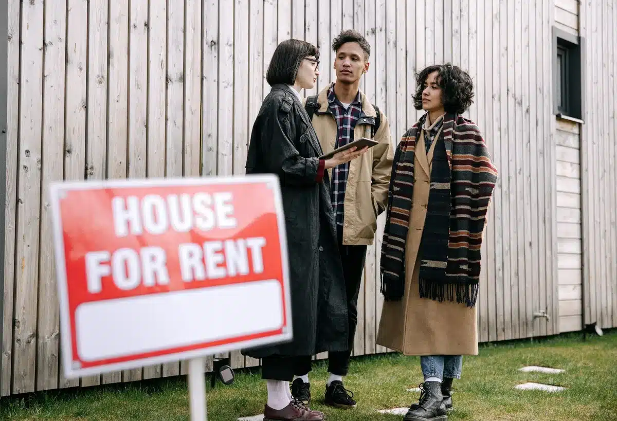 Propriétaire et locataire inspectant ensemble un logement en prenant des photos de référence