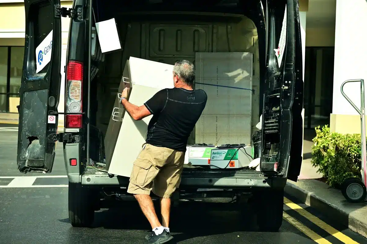 Camion de déménagement et personnel professionnel lors d'une installation