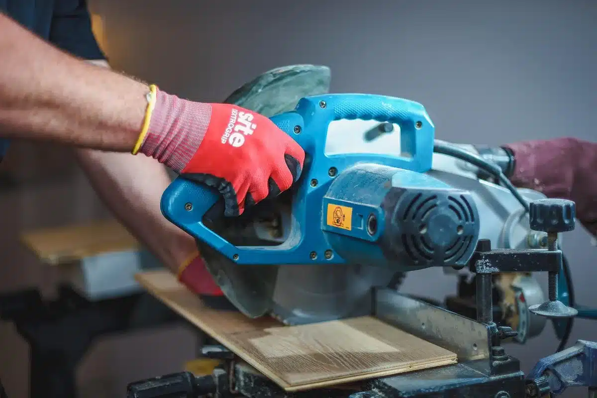 Chantier de rénovation et travaux dans un logement avec professionnels