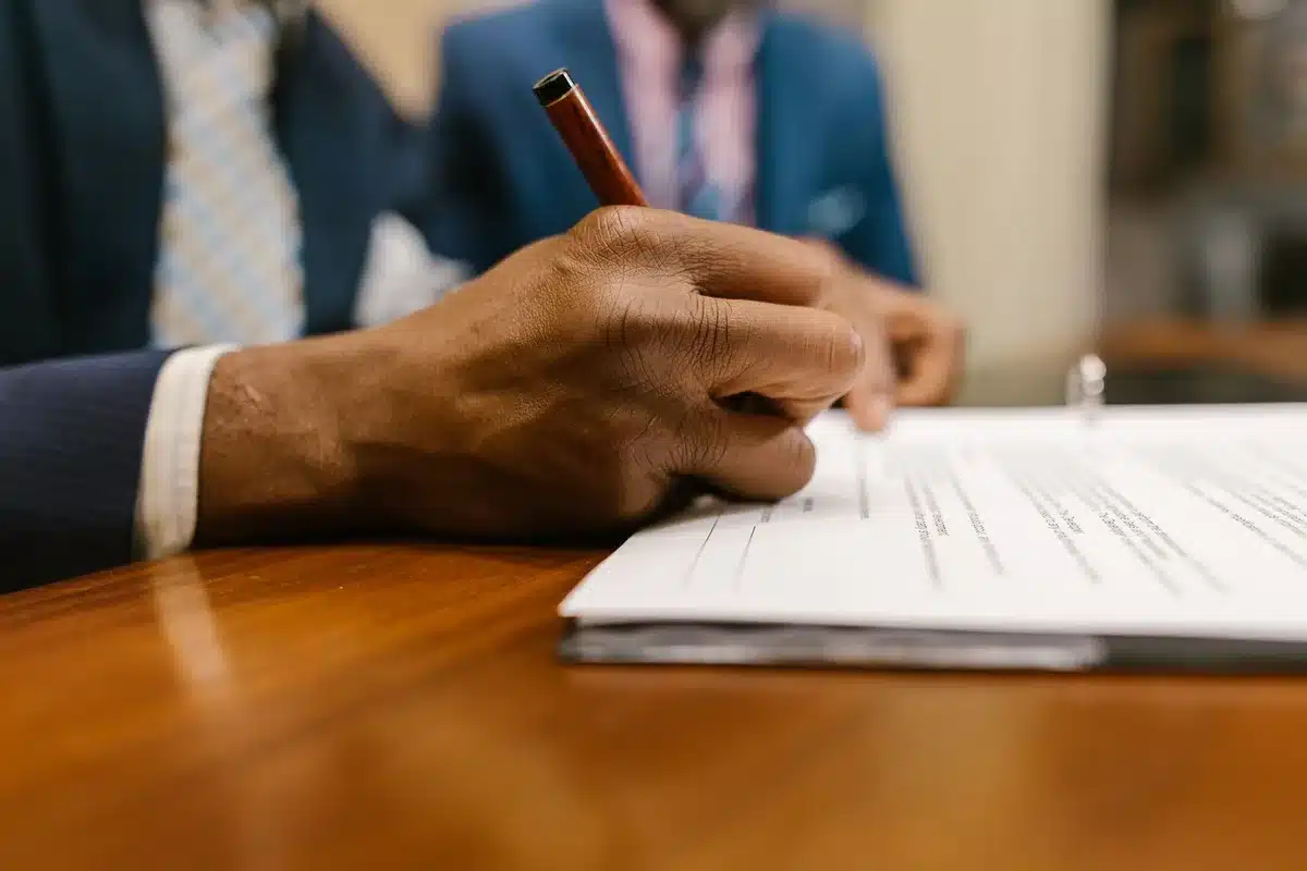 Contrat de bail et stylo sur un bureau