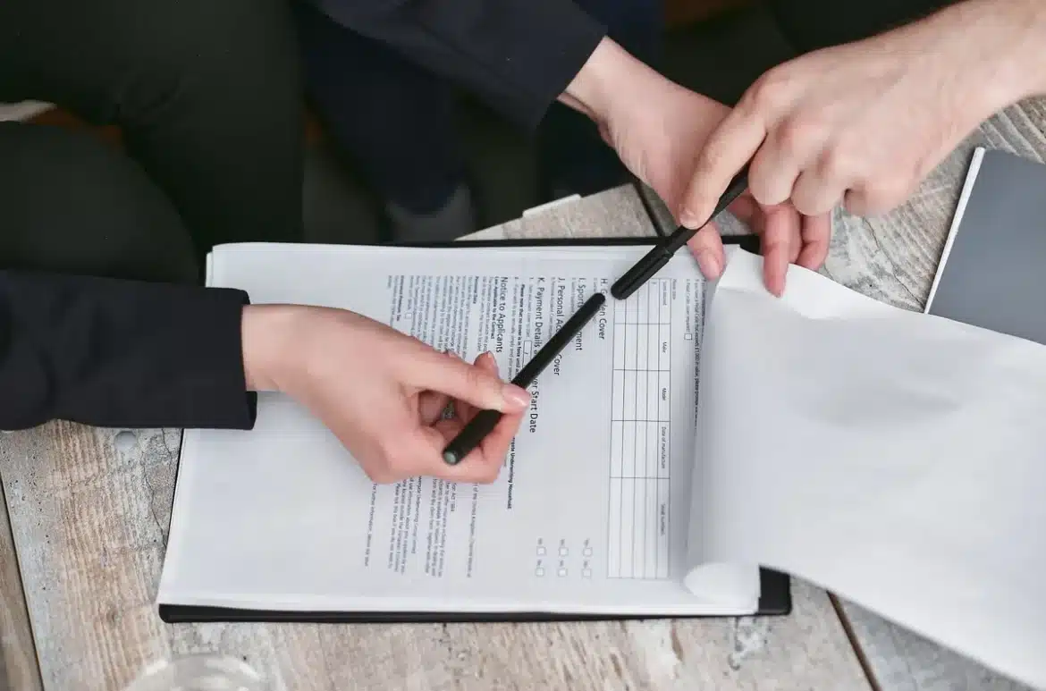 Contrat de bail avec stylo et documents sur un bureau