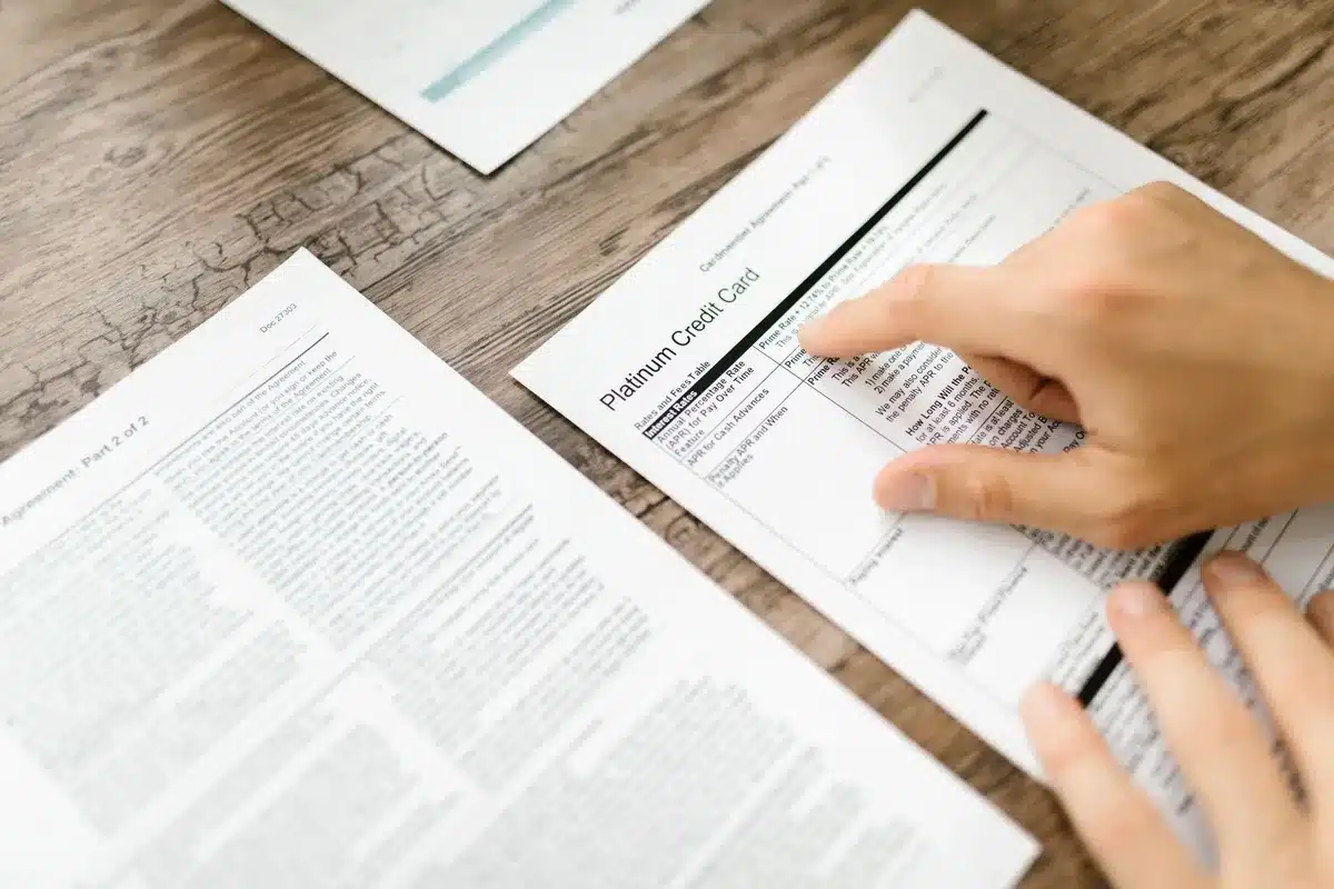 Documents financiers et analyses de solvabilité sur un bureau