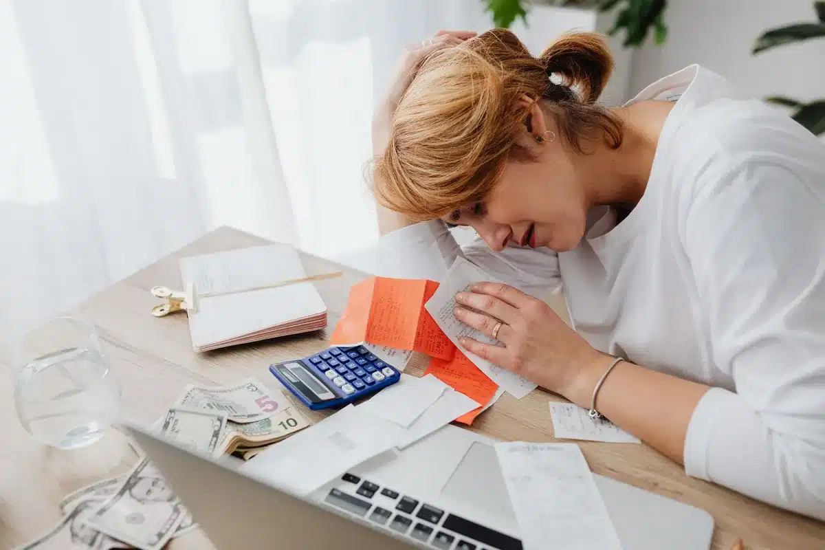 Locataire consultant ses documents financiers et budget de location