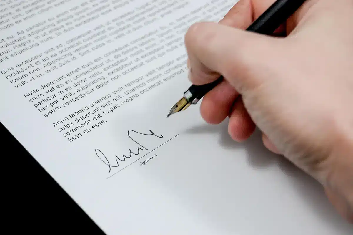 Contrat de location et inventaire du mobilier posés sur une table claire