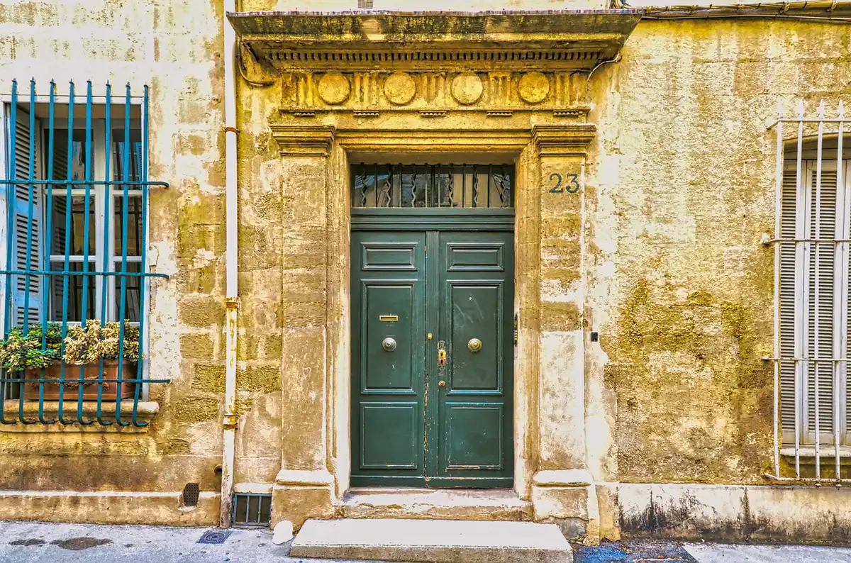 Façade de maison montrant un porche proportionné à la largeur de l'élévation