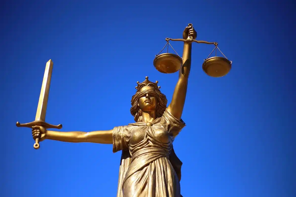 Bureau d'un professionnel du droit avec documents et code civil sur le bureau
