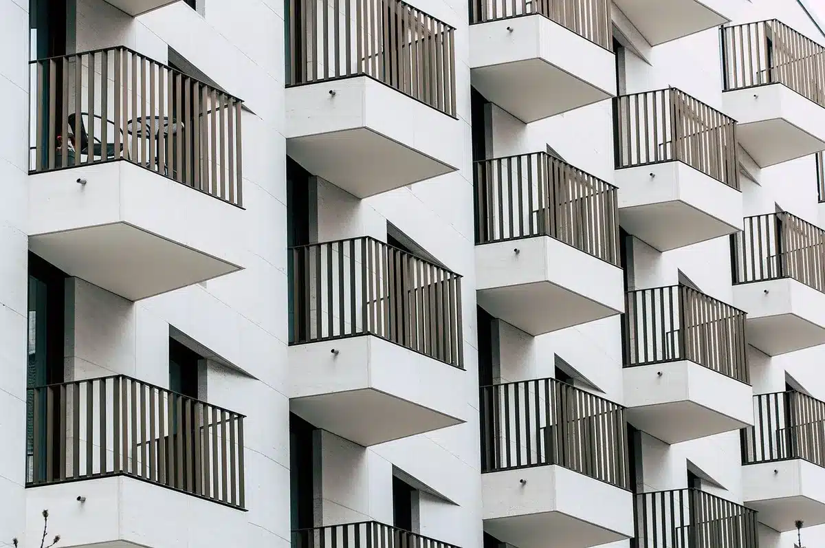Parties communes d'un immeuble : escaliers, ascenseur et couloirs bien entretenus