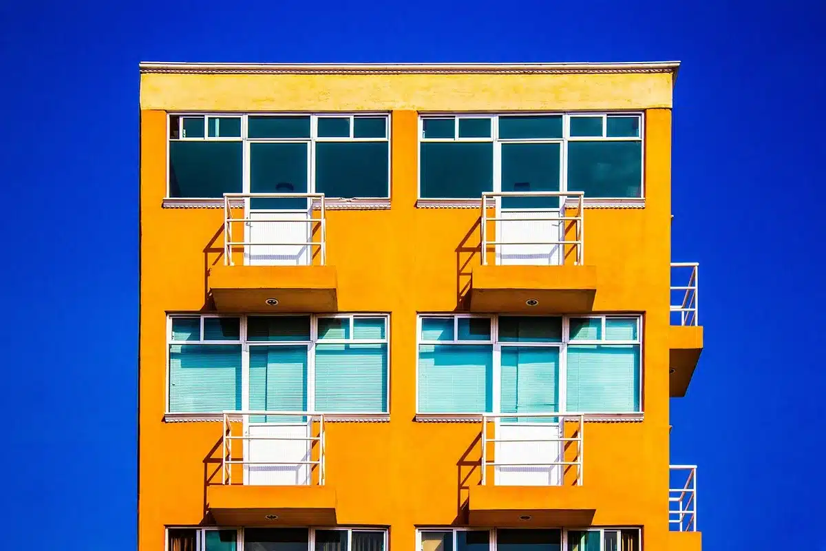 Immeubles résidentiels dans une zone urbaine tendue illustrant le marché locatif