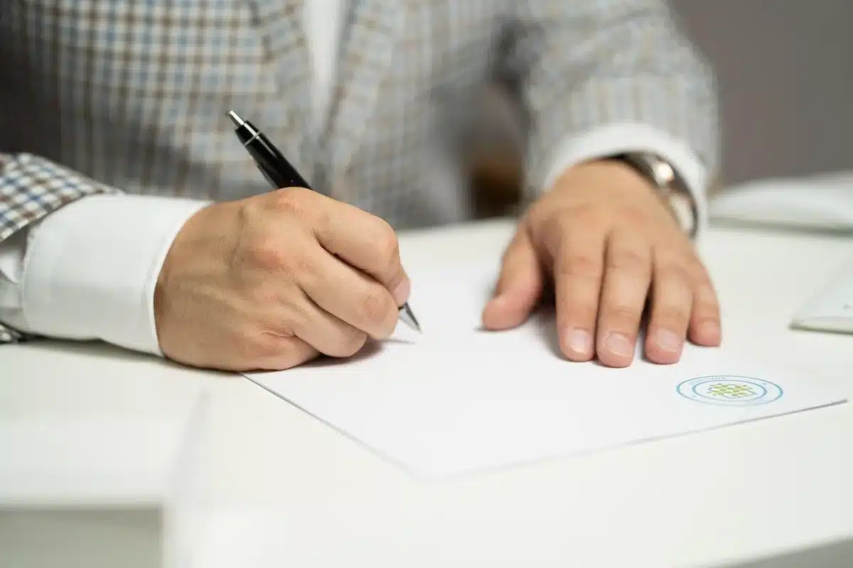 Colocataires signant ensemble un contrat de location