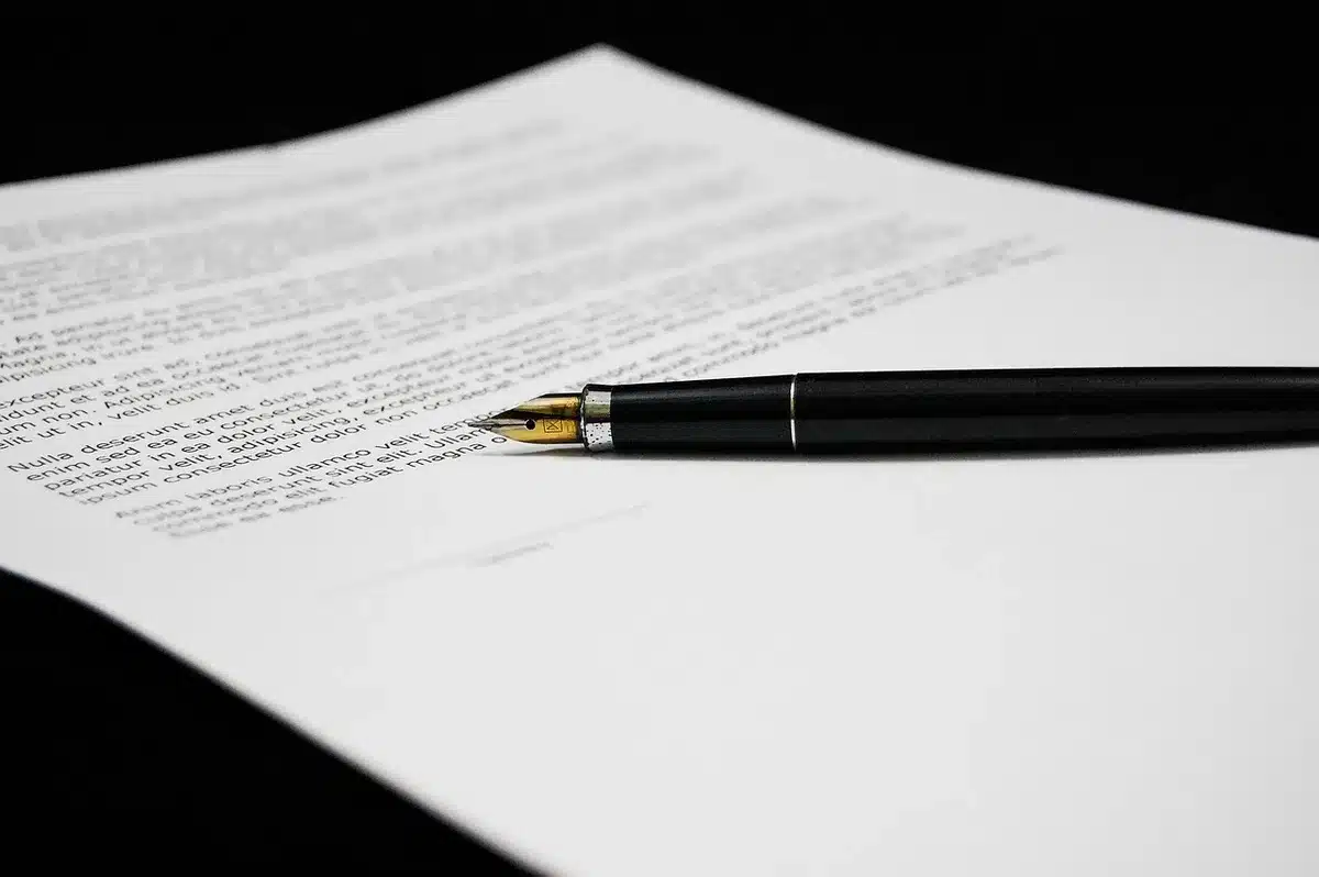 Personne visitant un logement et prenant des notes pendant la visite