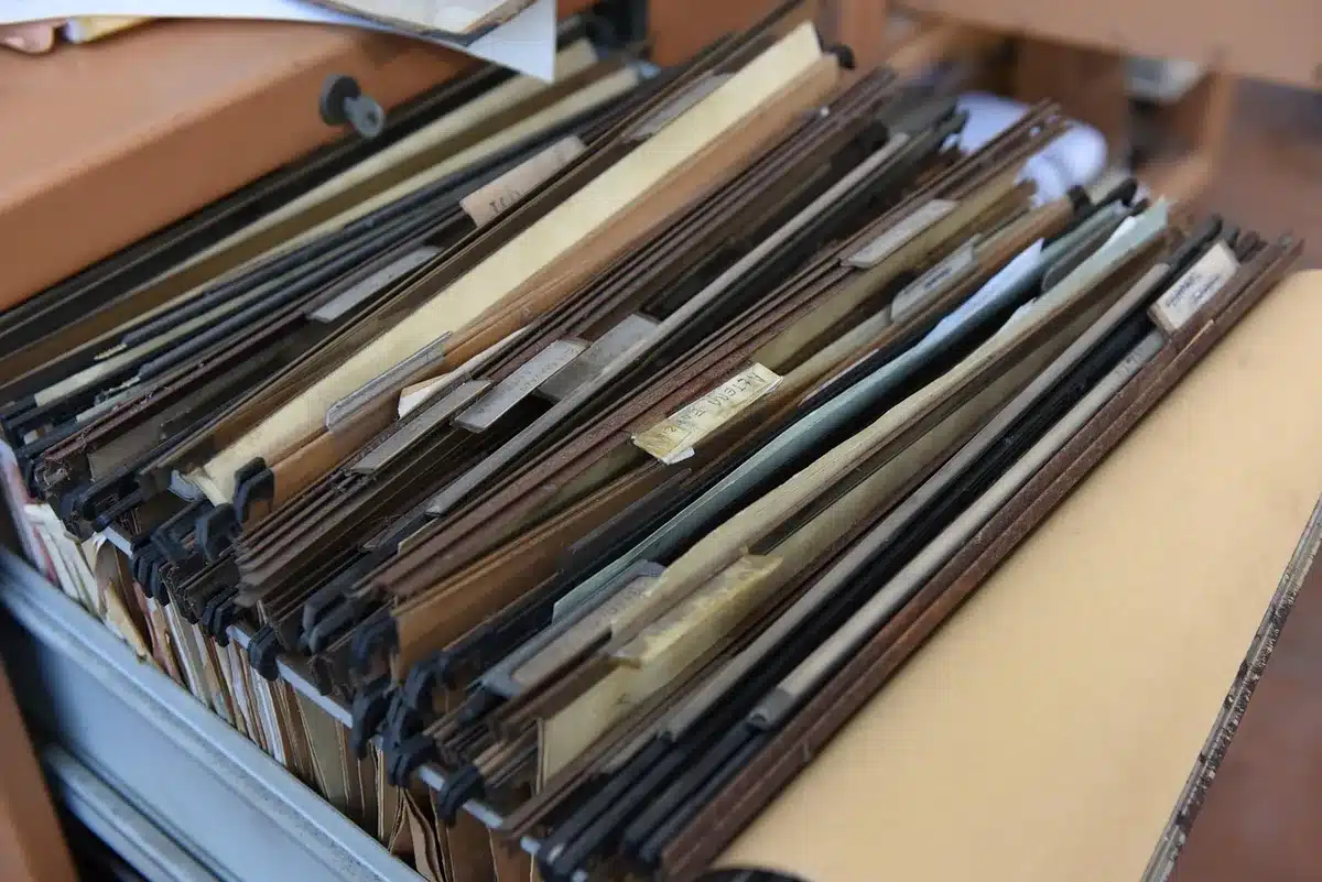 Documents locatifs organisés : pièce d'identité, justificatifs de revenus et contrat de travail