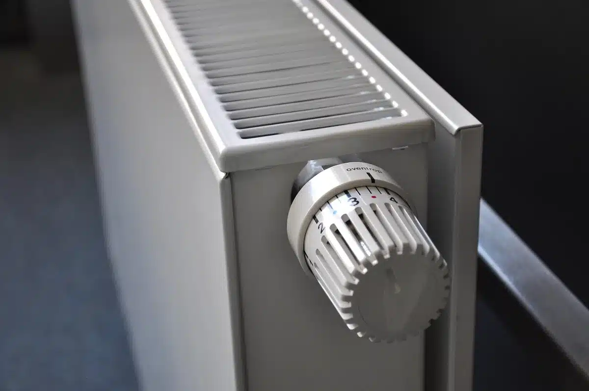 Inspection d'un radiateur et des installations électriques dans un logement