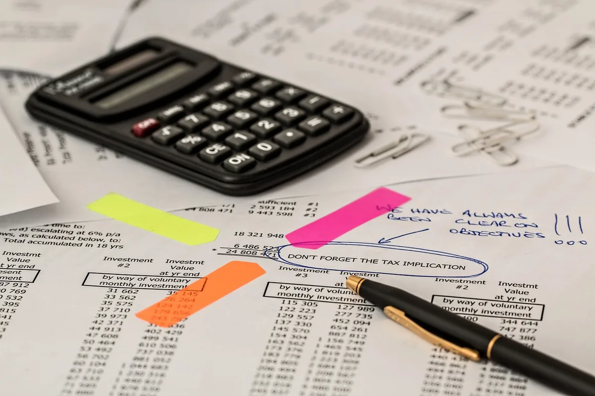 Calculatrice et documents avec chiffre de loyer sur une table