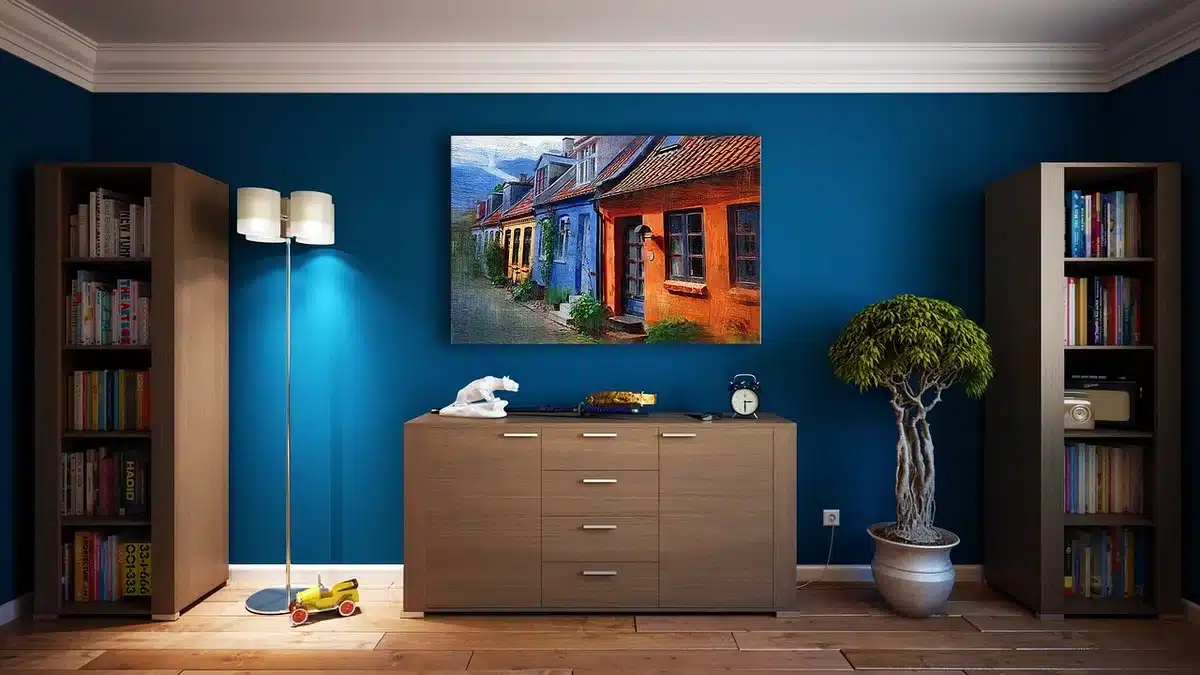 Mur d'accent bleu ciel dans un salon avec mobilier neutre