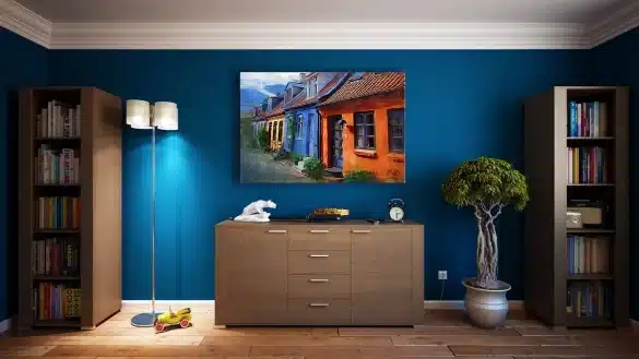 Mains tenant des sacs de courses devant un intérieur douillet avec mobilier d'automne