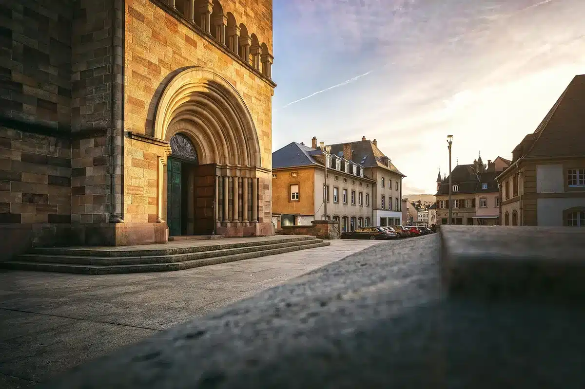 Façade d'un immeuble ancien dans une rue classée, montrant les fenêtres d'origine