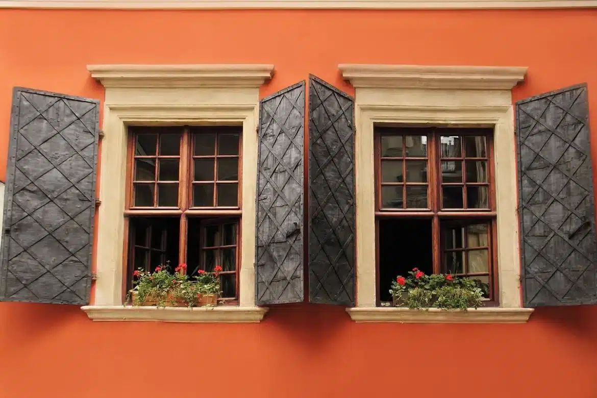 Cadre de fenêtre en bois et échantillons de peinture sur des plans architecturaux