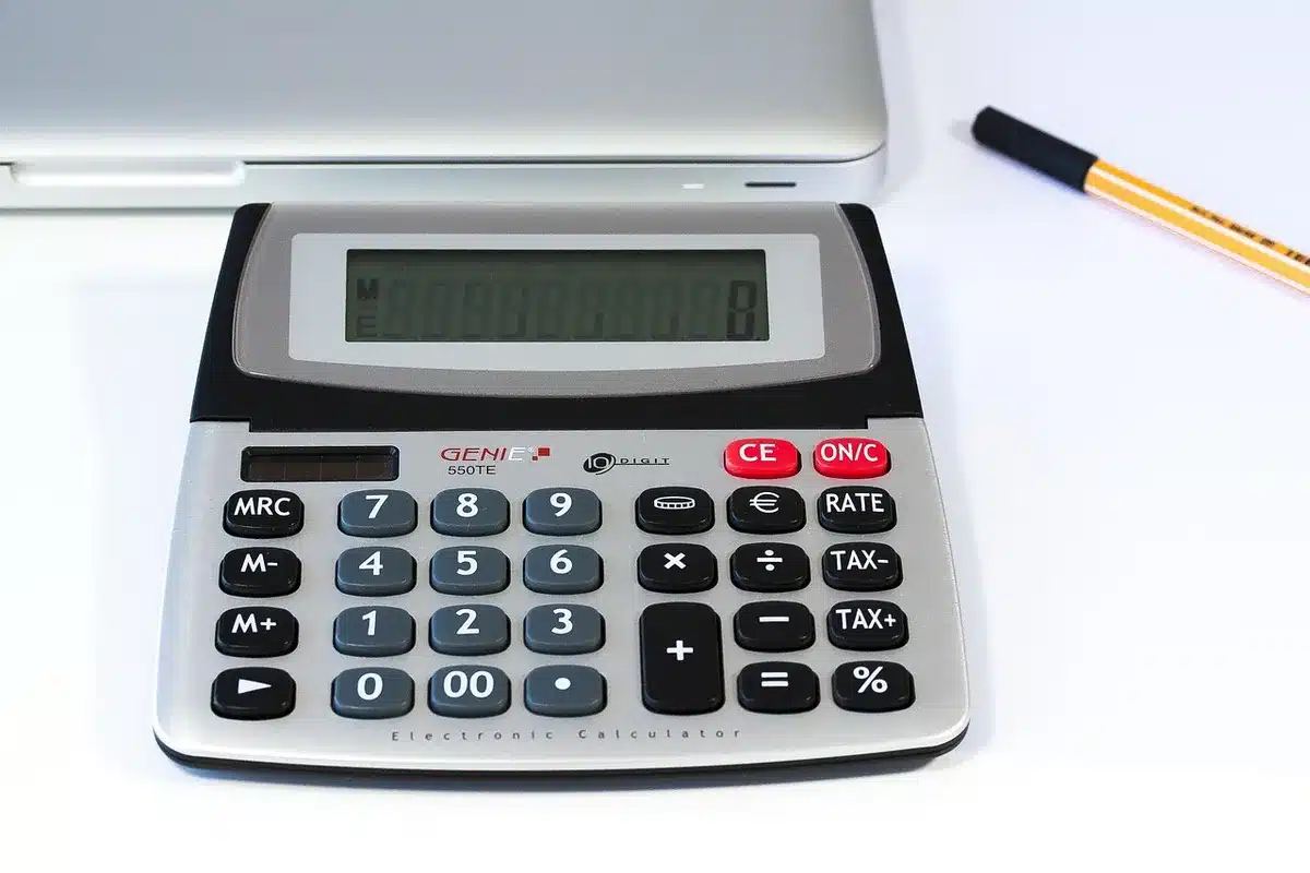 Feuille de calcul de budget et calculatrice montrant le calcul du loyer