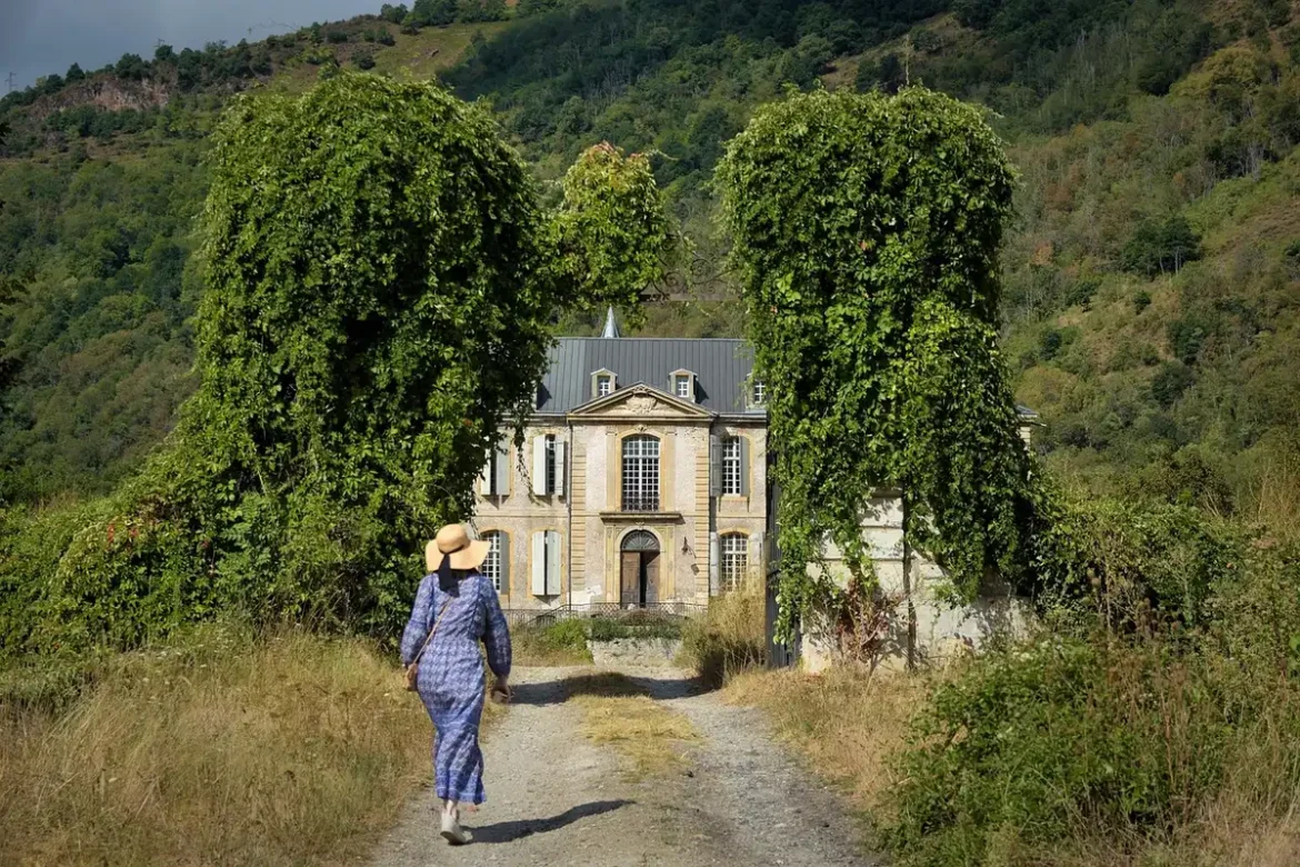 Dossier de location tenu devant l'entrée d'un immeuble avec boîtes aux lettres