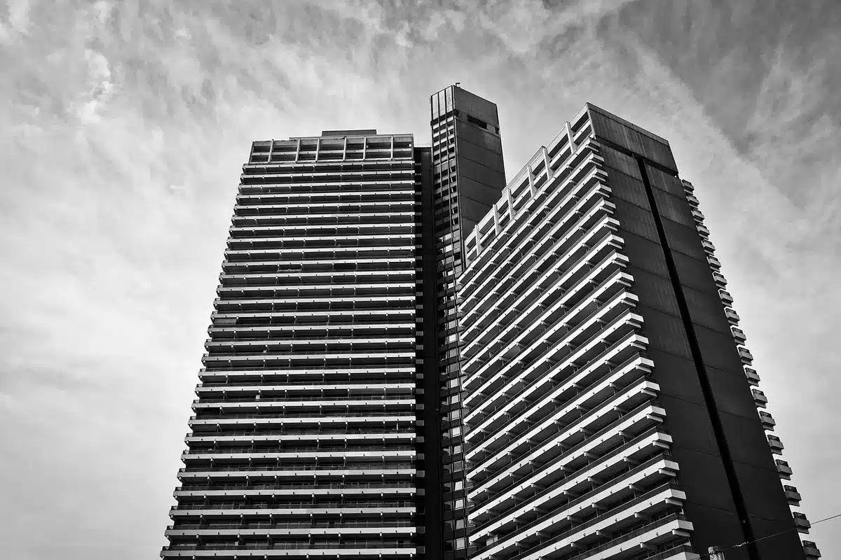 Appartement propre et lumineux montrant un logement décent prêt à la location
