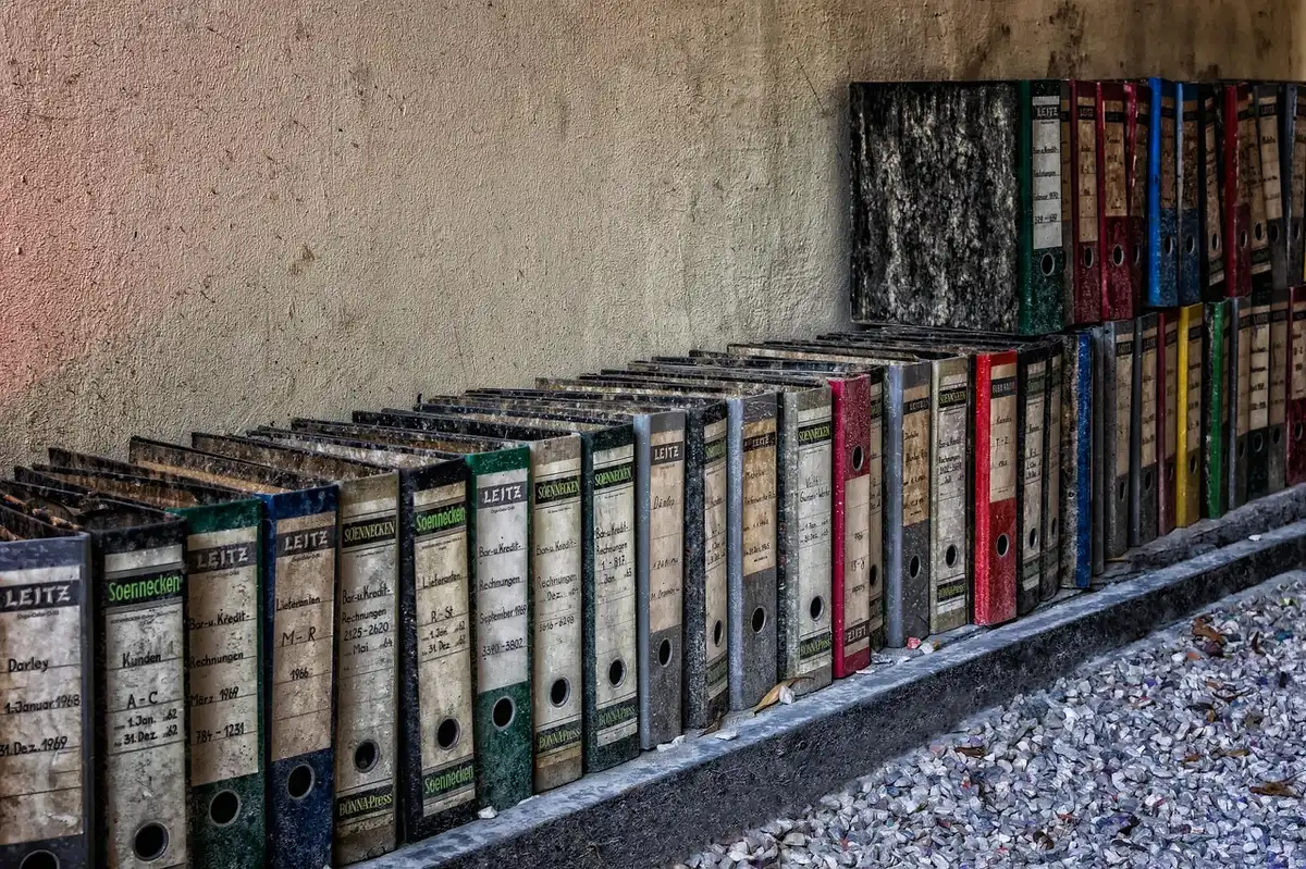 Classement de documents dans des dossiers étiquetés